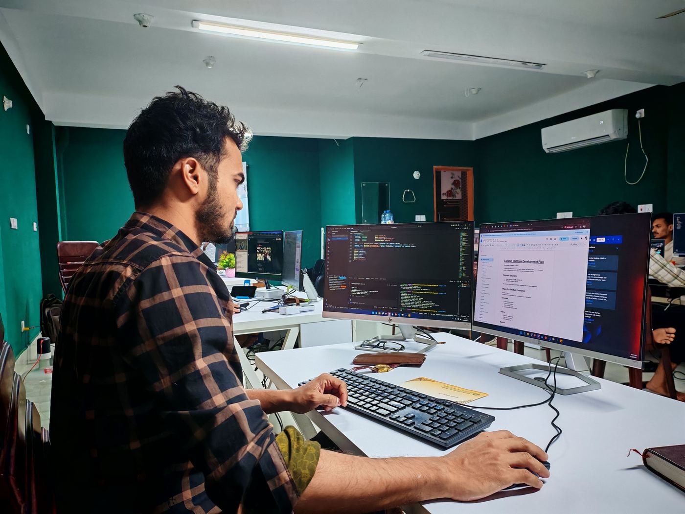 Programador a desenvolver software em ambiente de escritório
