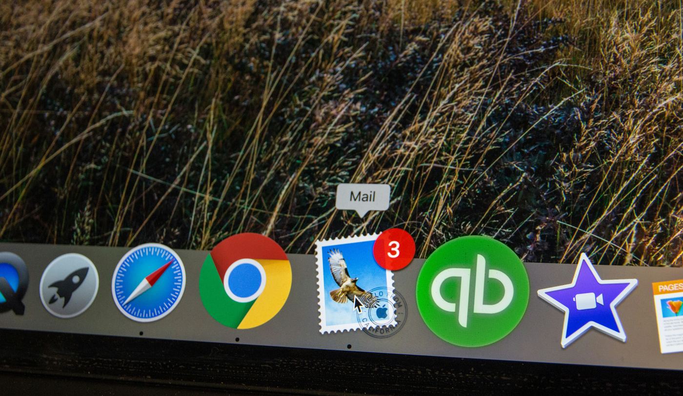 Ícone de aplicação de email num dock de computador