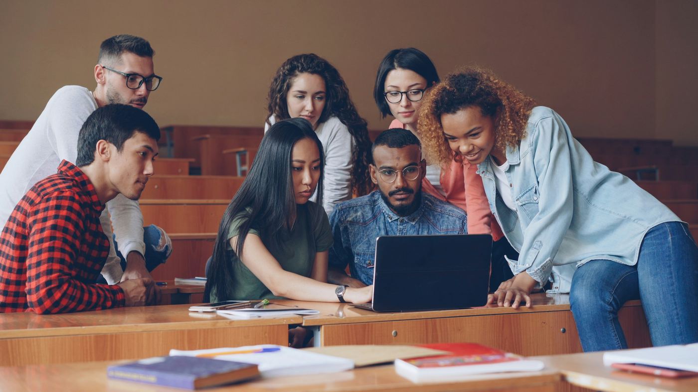 Estudantes a trabalhar com laptops em sala de aula