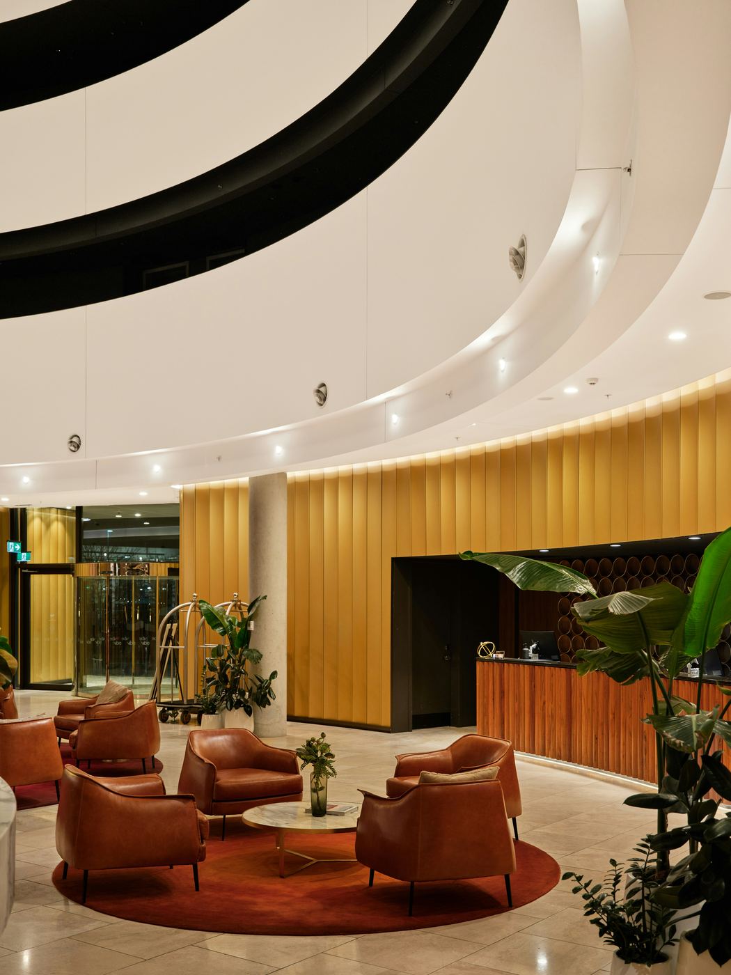 Receção de hotel moderna com sofás e balcão